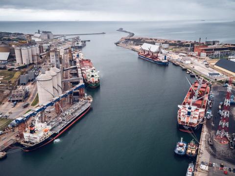 Anuncio: tras una fuerte polémica, se prorrogó por un año la concesión del puerto cerealero de Quequén